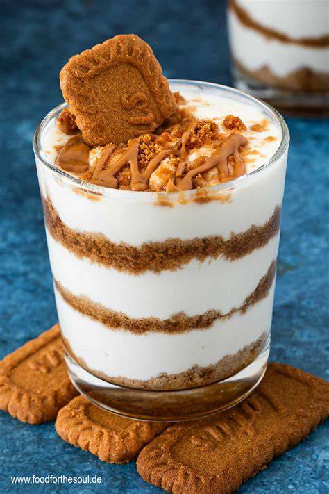 Lotus Biscoff Dessert im Glas - Schichtaufbau aus Kekskrümeln, Joghurt und Creme