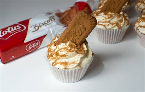 Lotus Biscoff Frosting auf Cupcakes, appetitlich angerichtet