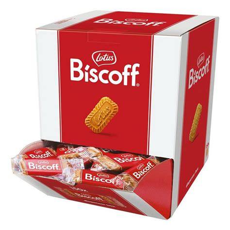 Lotus Biscoff Kekse einzeln verpackt auf einem Tablett neben einer Tasse Kaffee