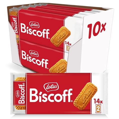 Lotus Biscoff Kekse in roter Verpackung neben einer Tasse Kaffee