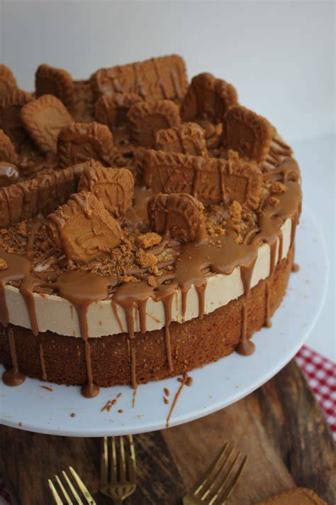 Lotus Torte angerichtet auf Tortenplatte mit Lotus Keksen dekoriert