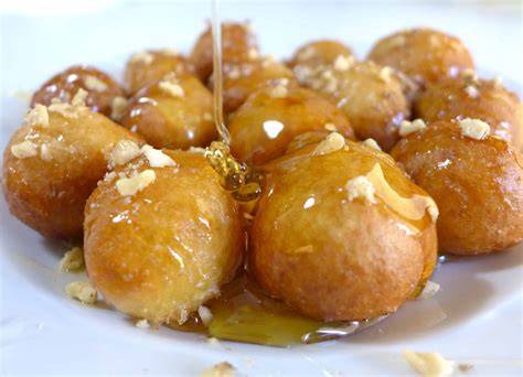 Loukoumades als gemeinschaftliches Dessert in Griechenland