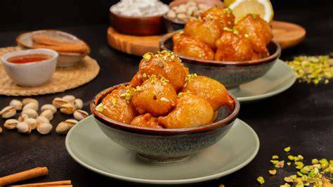 Loukoumades mit Honig‑Zimt‑Sirup und Pistazien