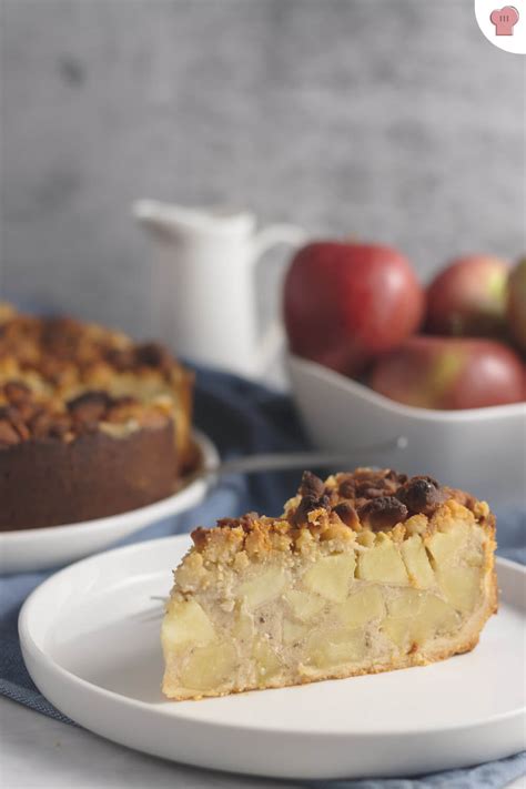 Low Carb Apfelkuchen mit Pudding und Streuseln auf einem Teller