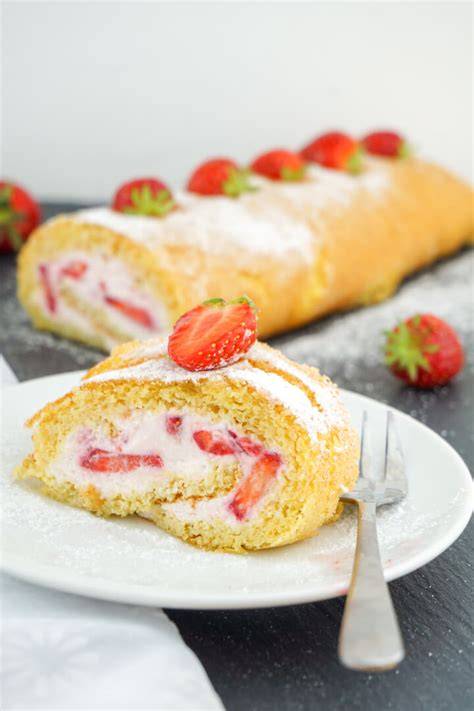 Low Carb Biskuitrollen-Variation mit frischen Erdbeeren