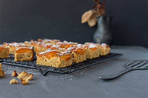 Low Carb Blechkuchen mit Marillen aufgeschnitten