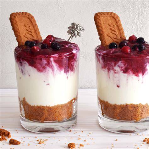 Low Carb Cheesecake im Glas mit Beeren