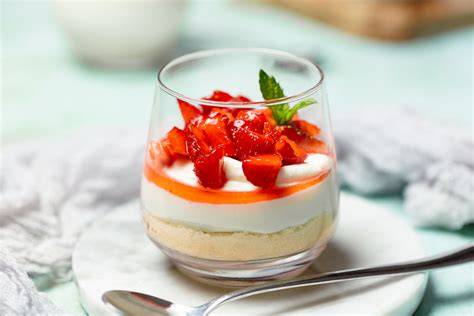 Low Carb Cheesecake-Creme im Glas mit roter Beerensauce