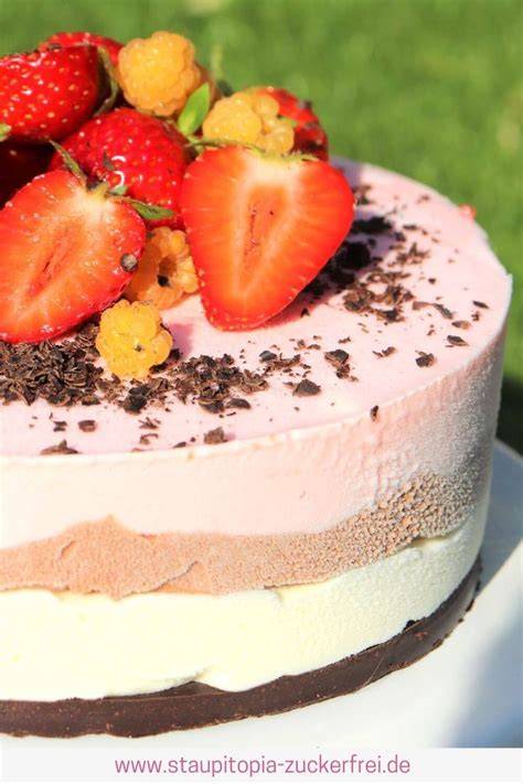 Low Carb Eistorte Schichten: Vanille, Schoko, Erdbeere