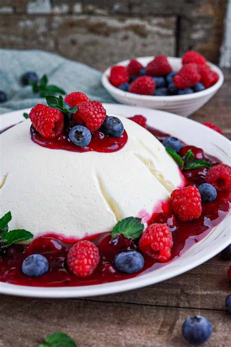 Low Carb Joghurtbombe auf einem Teller, dekoriert mit Beeren