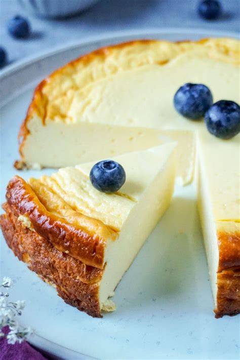 Low Carb Käsekuchen - cremige Scheibe auf Teller