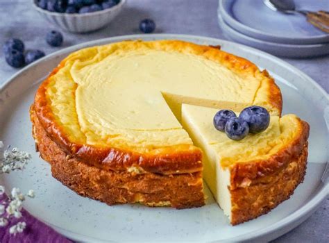 Low Carb Käsekuchen ohne Ei mit Blaubeeren aufgeschnitten