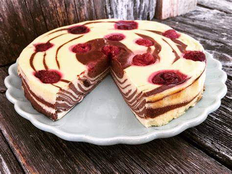 Low Carb Kuchen angeschnitten, Springform mit dekoriertem Rand, Nahaufnahme