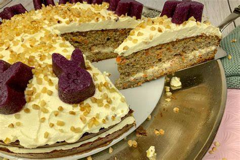 Low Carb Macadamia-Kokos-Torte, angeschnitten