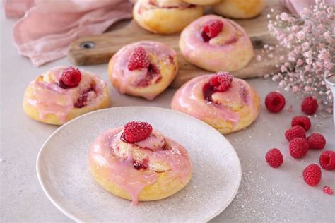 Low Carb Marshmallow Fluff auf Brot mit Himbeeren