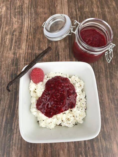 Low Carb Milchreis mit Himbeermarmelade und Hüttenkäse