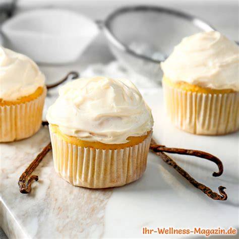 Low Carb Osterhasen-Muffins mit Buttercreme und rosa Ohren