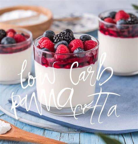 Low Carb Panna Cotta mit Beerenpüree