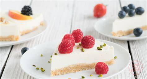 Low Carb Philadelphia Torte auf einem Teller, dekoriert mit Beeren