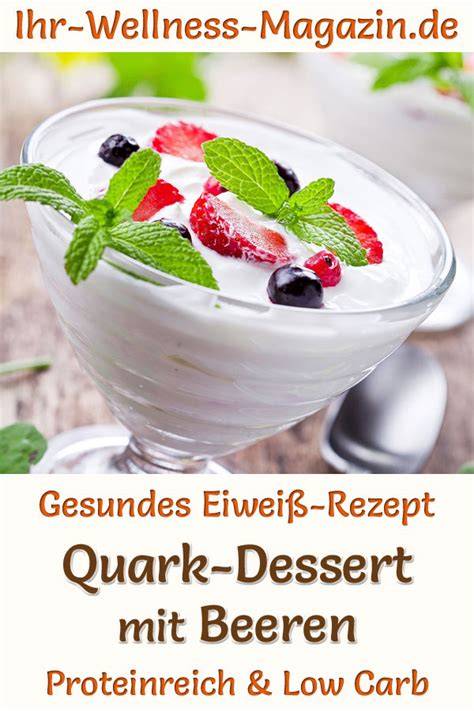 Low Carb Quarkdessert in Gläsern, dekoriert mit Beeren und Minze