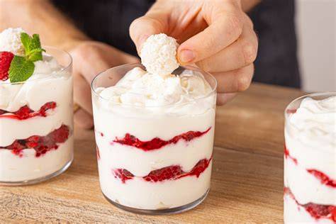 Low Carb Raffaello Kokos Creme Dessert mit Beeren