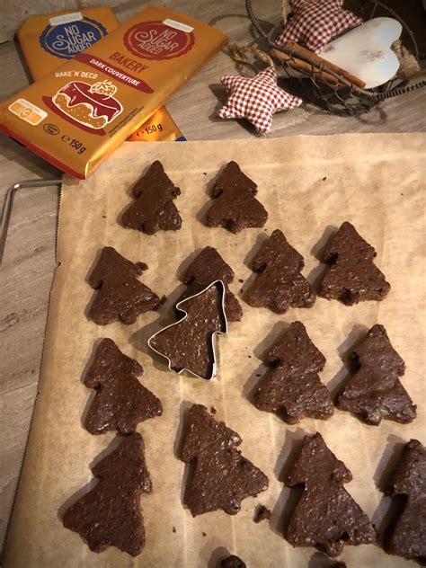 Low Carb Schoko Plätzchen auf einem Backblech, Zutaten im Hintergrund