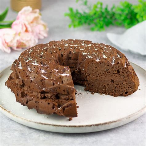 Low Carb Schoko-Kokos Kuchen auf einem Teller