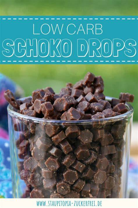Low Carb Schokoplätzchen mit Schokodrops aus mehreren Perspektiven, dazu eine Tasse Kaffee