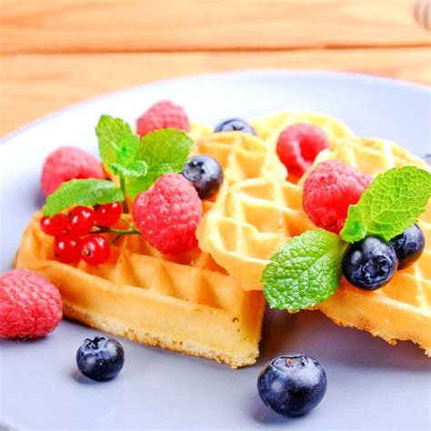Low Carb Waffeln auf Teller mit frischem Obst