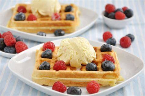 Low Carb Waffeln auf einem Teller mit frischen Beeren