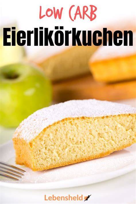 Low-Carb Eierlikörkuchen angerichtet, Schnittfläche sichtbar