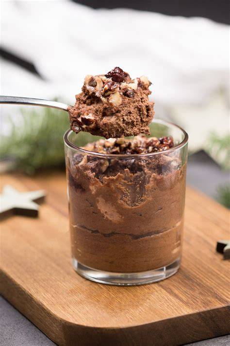 Low-Carb Rocher-Creme im Glas mit Haselnuss-Topping