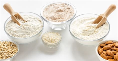 Low-Carb-Backzutaten (Mandelmehl, Erythrit, Kokosmehl)