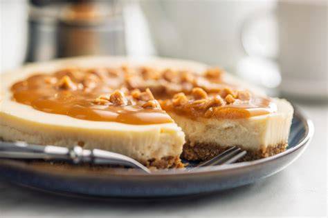 Low-Carb-Cheesecake: Nussboden und Frischkäse-Schichten