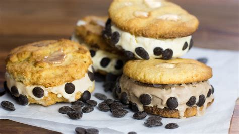 Low-Carb-Eissandwich mit Schoko-Cookies