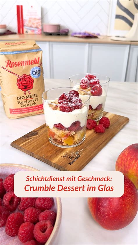 Low-Carb-Panna-Cotta mit fruchtigem Beerenpüree im Glas