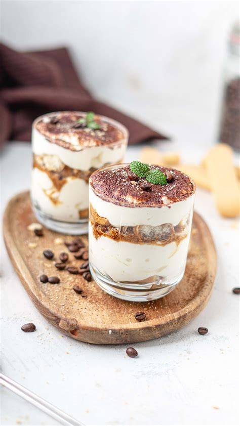 Low-Carb-Tiramisu im Glas mit Mandelschichten
