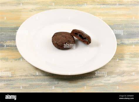 Low-Fat Schokoladenkekse auf Teller