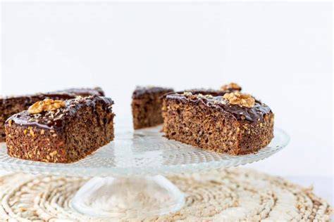 Low-carb Zucchini-Buchweizen-Kuchen mit zuckerfreier Glasur