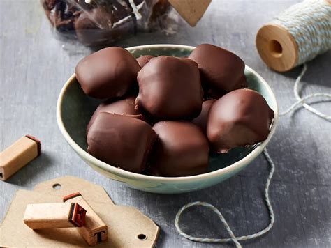 Lowcarb Schoko-Kaffee Toffees auf Backpapier