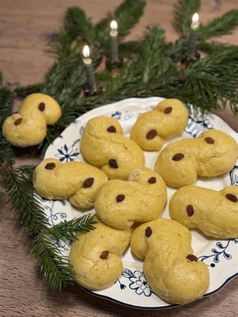 Luciafest: Kinder mit Lussekatter und Kerzen