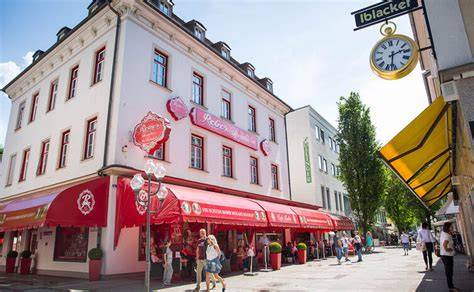 Ludwigstraße mit Café Reber und Mozart-Passage