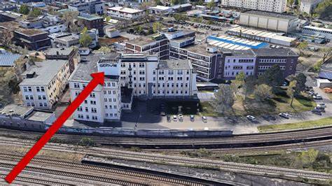 Luftaufnahme der Fabrikgebäude der Schokoladen- und Zuckerwarenfabrik Dr. Hillers AG in Gräfrath