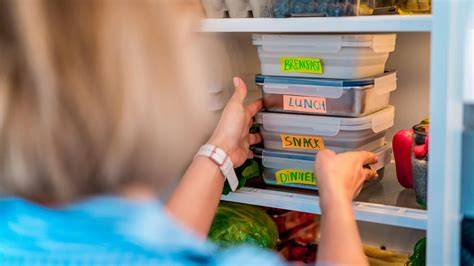 Luftdicht verpackte Müsliriegel im Kühlschrank