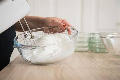Luftig geschlagene Sahne und Eischnee