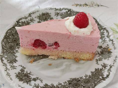 Luftige Scheibe Joghurt Sahne Torte auf weißem Teller mit Fruchtdekor