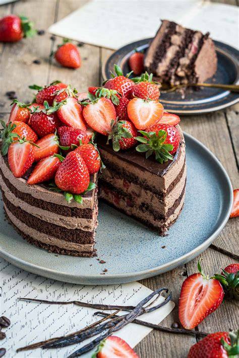 Luftige laktosefreie Schoko-Mousse-Torte mit Sahnetuffs