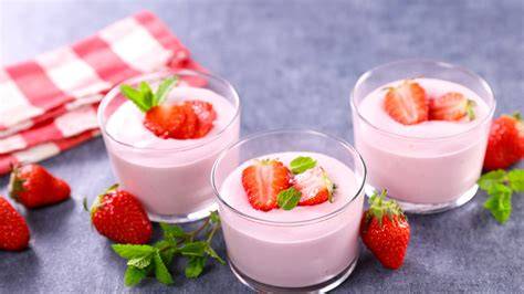 Luftiges Erdbeermousse im Glas