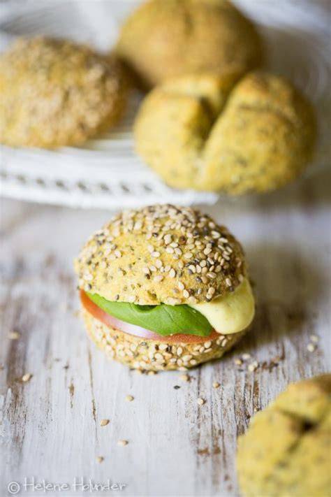Lupinenbrötchen aufgeschnitten mit Früchten