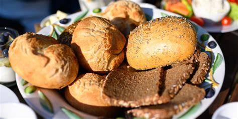 Lupinenbrot und Brötchen auf einem Frühstückstisch